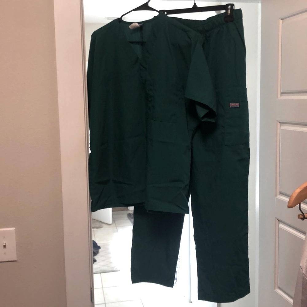 New unisex hunter green scrubs